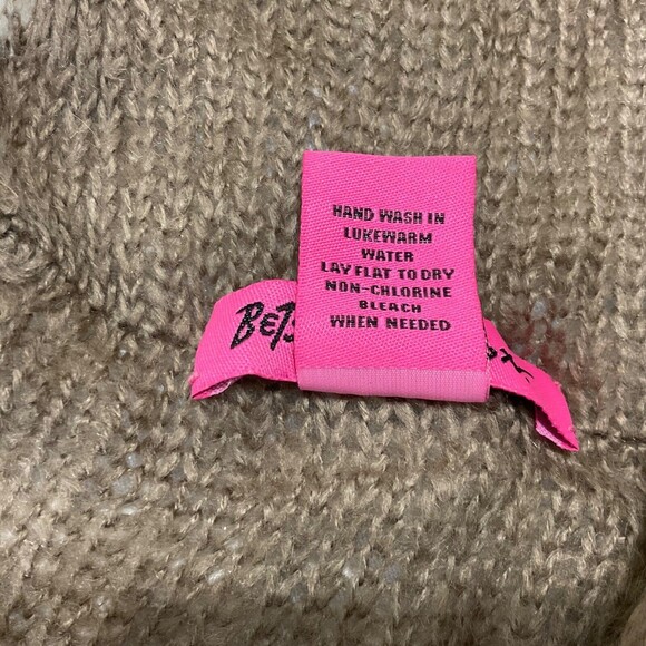 Betsey Johnson Openwork Knit Tube Scarf One Size Acrylic White & Beige w charm - Picture 4 of 9